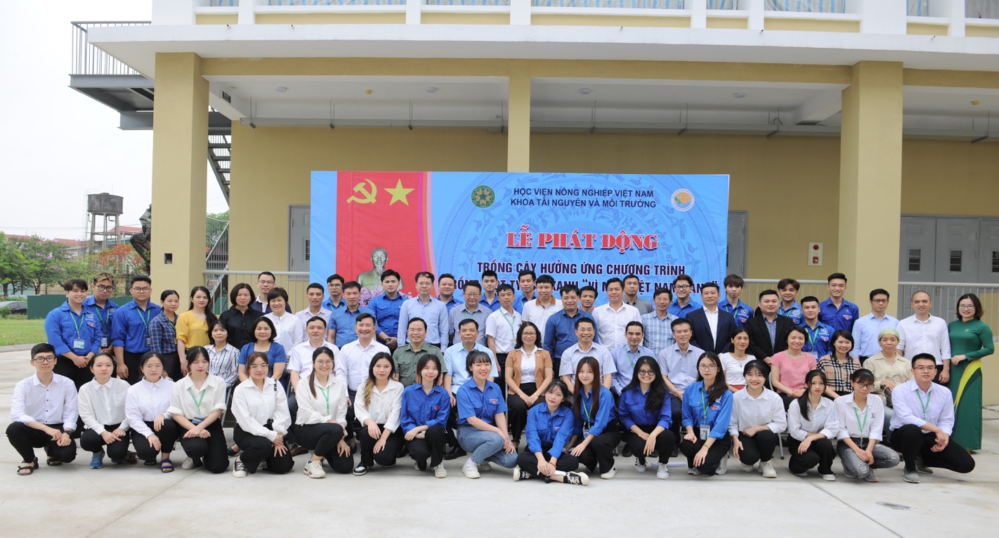 Đại biểu Quốc hội tham gia trồng cây cùng sinh viên Học viện Nông nghiệp Việt Nam - Ảnh 4.