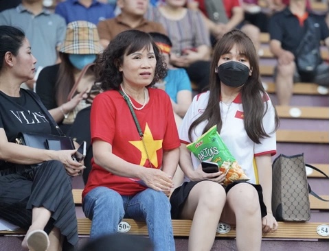 Hoang Duc's girlfriend and mother were excited when Vietnam won against Malaysia - Photo 8.