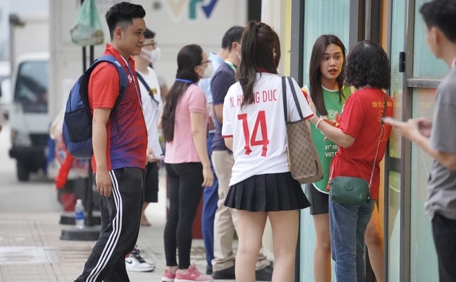 Hoang Duc's girlfriend and mother were excited when Vietnam won against Malaysia - Photo 7.