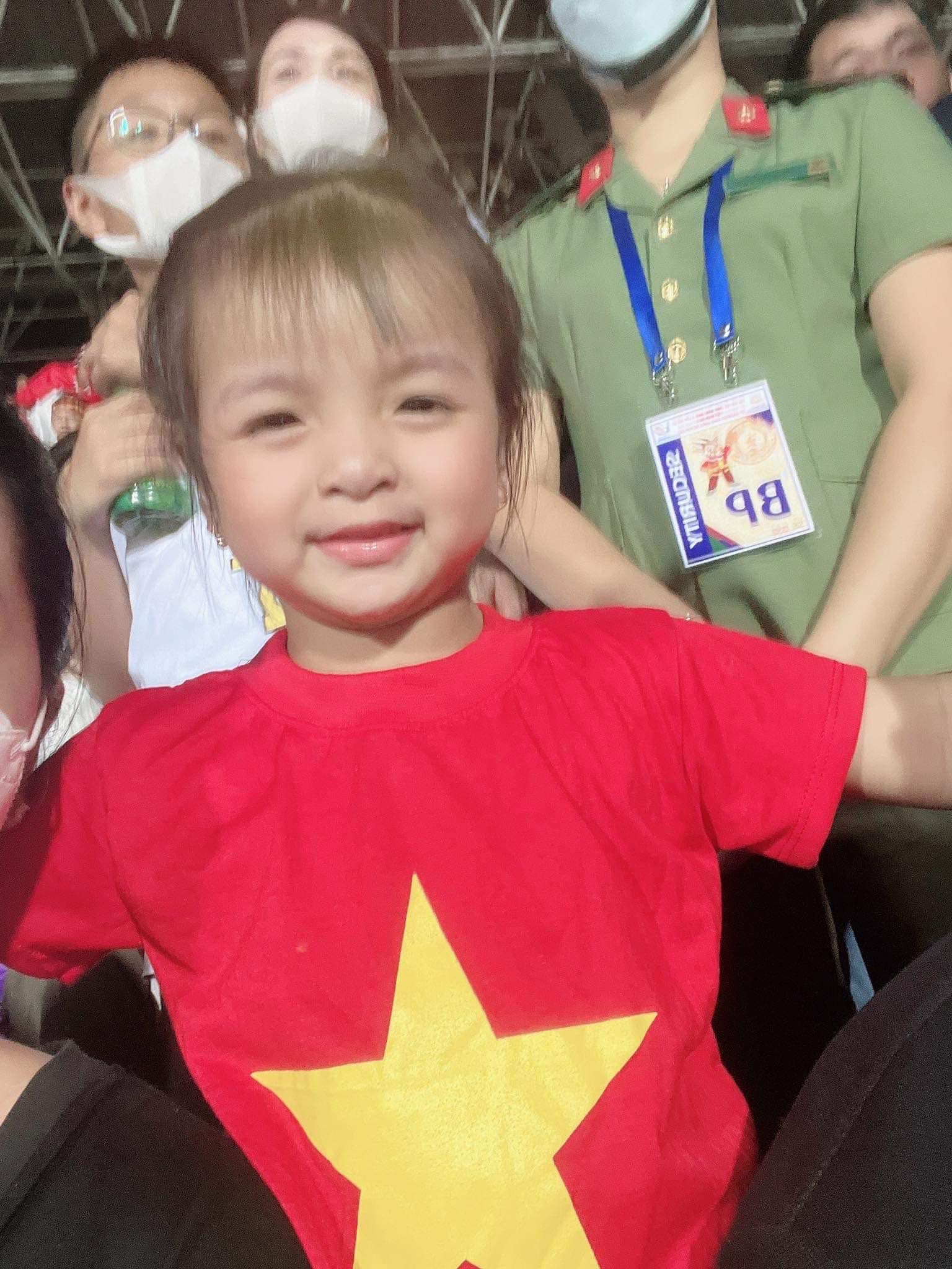Bạn gái và mẹ Hoàng Đức hào hứng khi Việt Nam giành chiến thắng trước Malaysia - Ảnh 9.