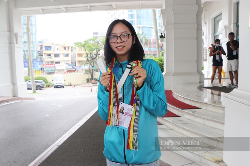 A special gift from hero Timor Leste to female volunteers after being awarded the flag to celebrate at the SEA Games - Photo 7.