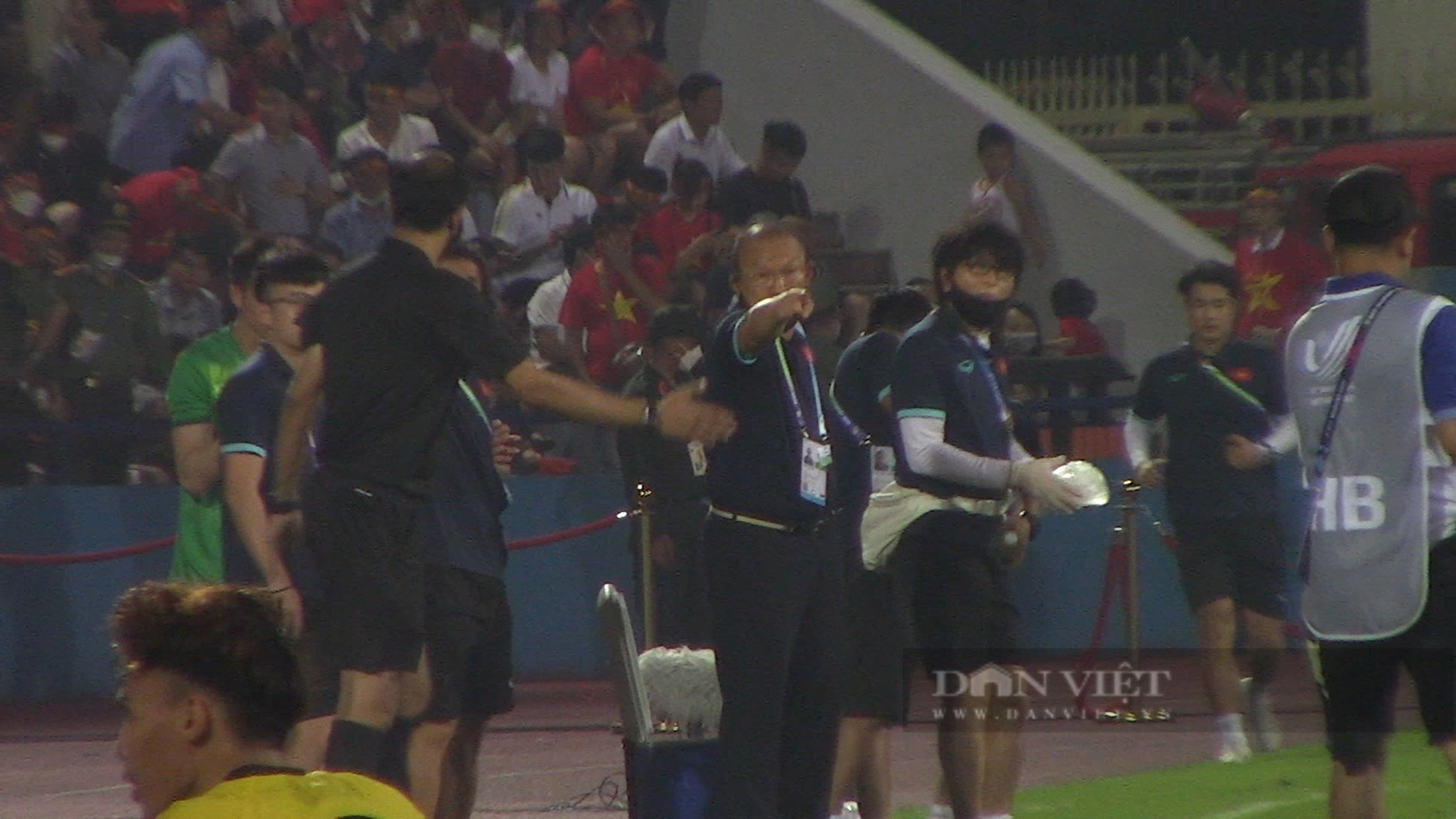 HLV Park Hang-seo phản ứng với trọng tài trong trận đấu với Malaysia - Ảnh 2.