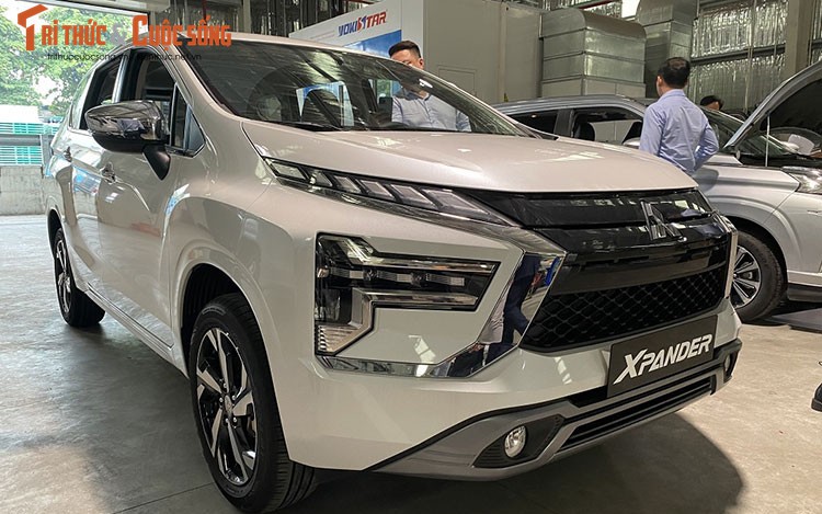 Actual photo of Mitsubishi Xpander 2022 at a Vietnamese dealer, with electronic handbrake, revealed gearbox