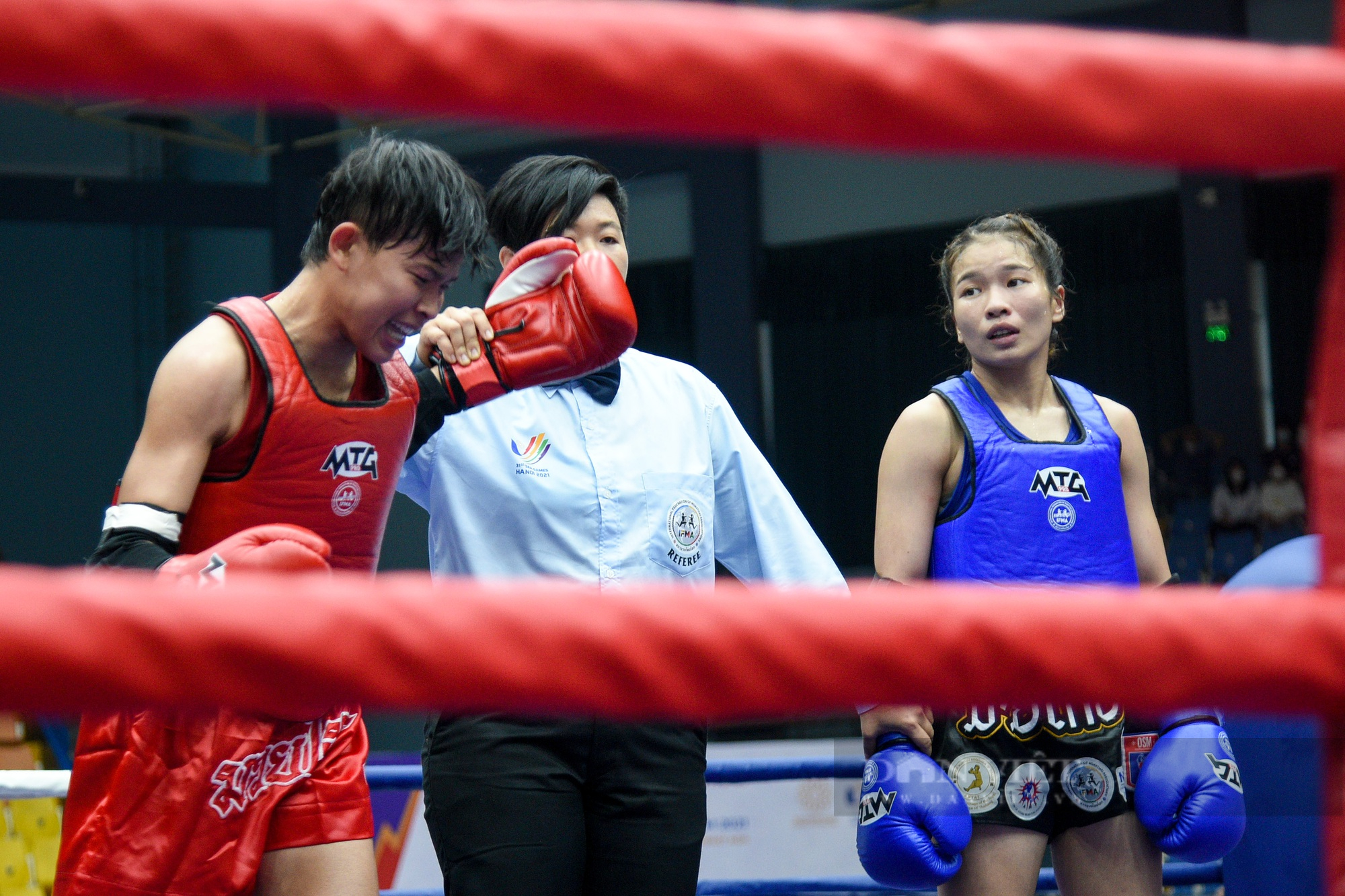 Đánh bại đối thủ Philippines, võ sĩ Nguyễn Trần Duy Nhất vào chung kết Muay - Ảnh 13.