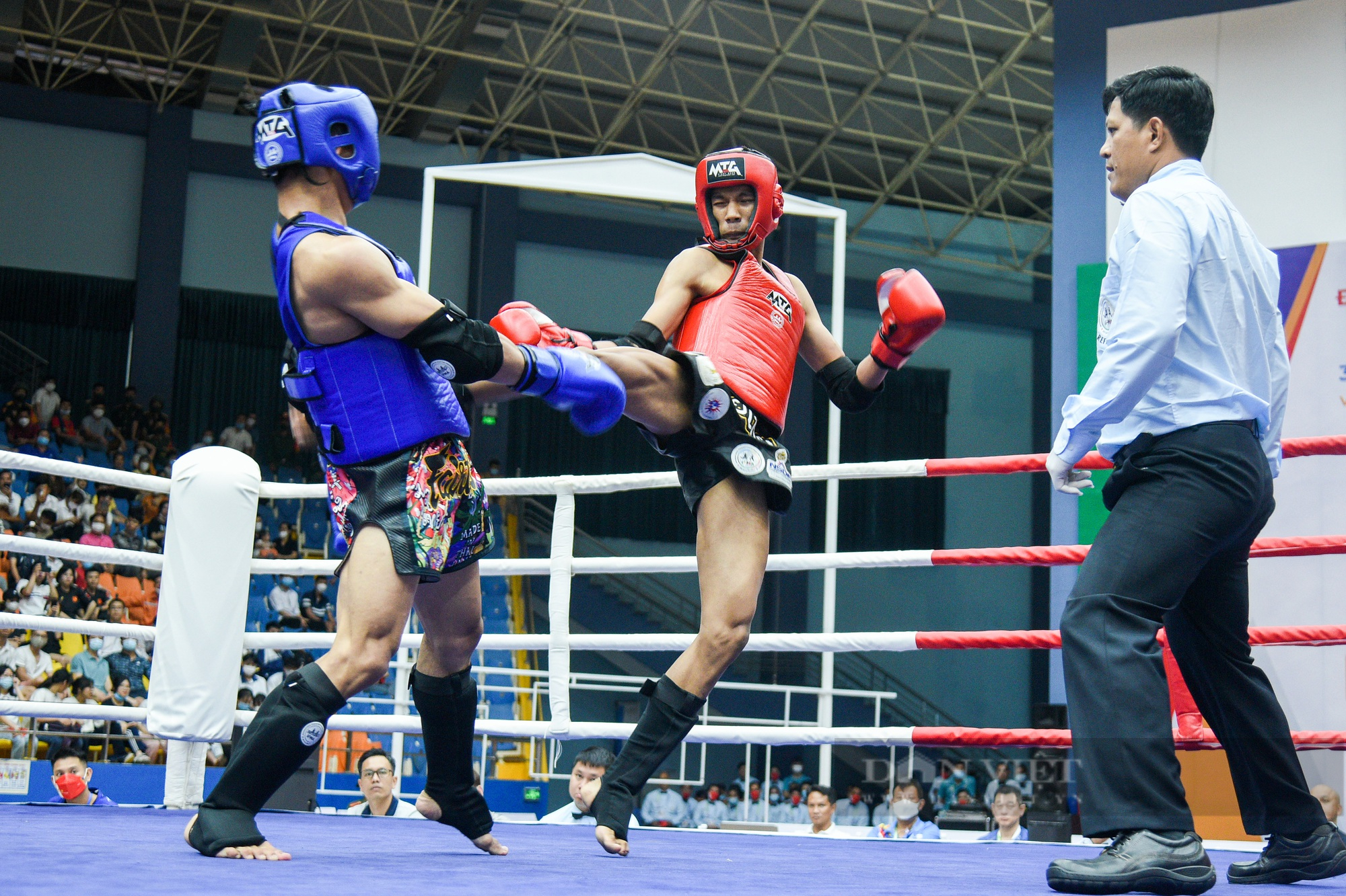 Defeating his opponent from the Philippines, boxer Nguyen Tran Duy Nhat entered the final of Muay - Photo 2.
