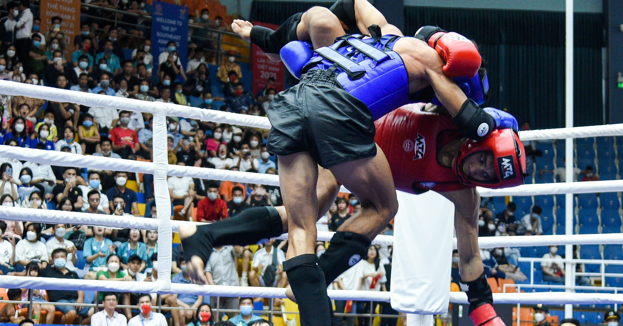 Nguyen Tran Duy Nhat defeated the Philippines opponent, competed for gold