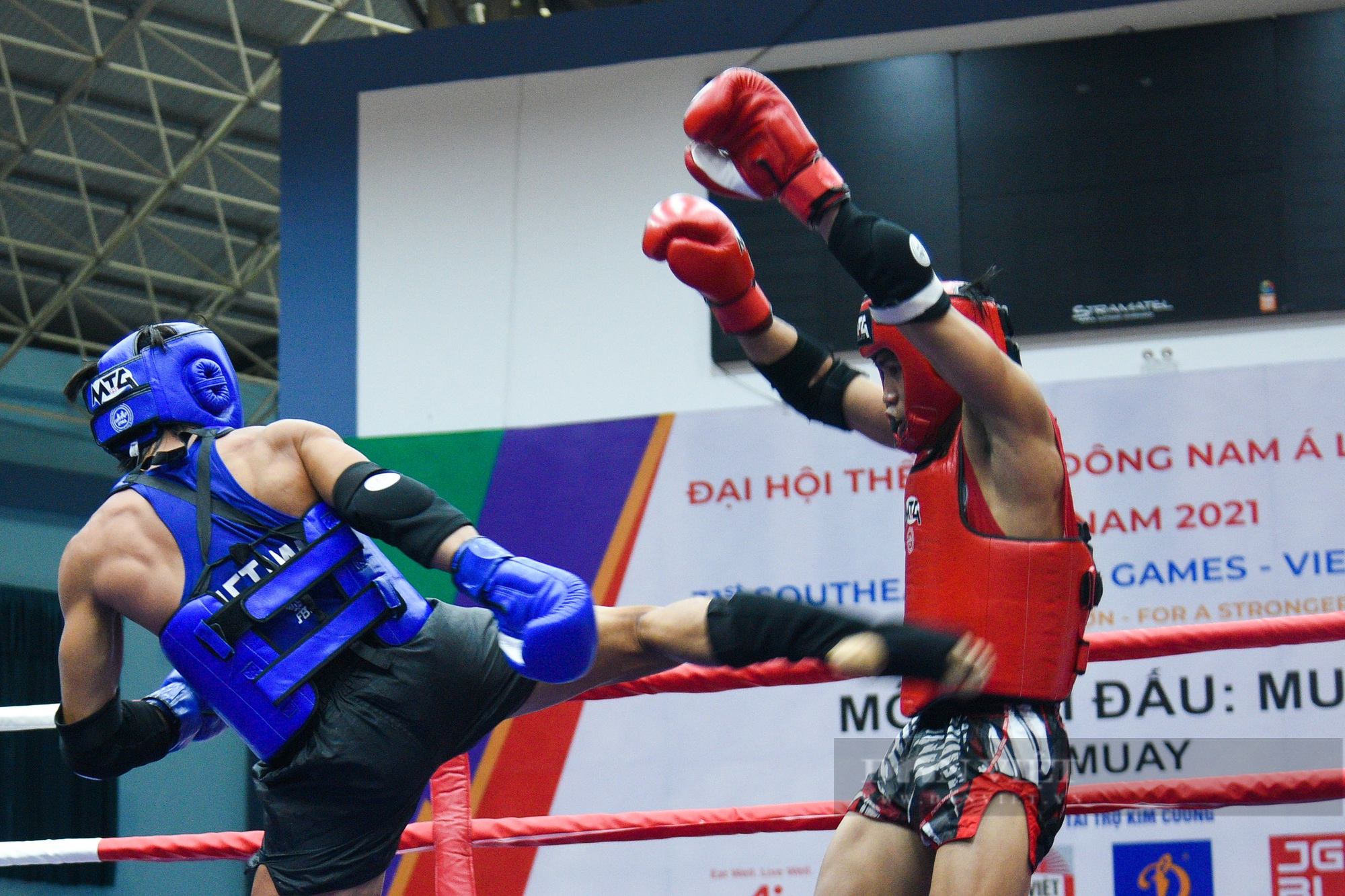 Defeating the Philippines, boxer Nguyen Tran Duy Nhat entered the final of Muay - Photo 4.