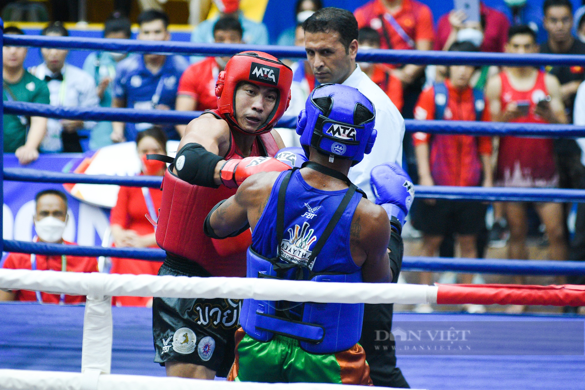 Đánh bại đối thủ Philippines, võ sĩ Nguyễn Trần Duy Nhất vào chung kết Muay - Ảnh 8.
