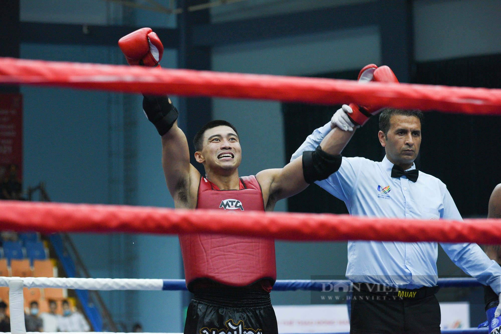 Defeating the Philippines, boxer Nguyen Tran Duy Nhat entered the final of Muay - Photo 9.