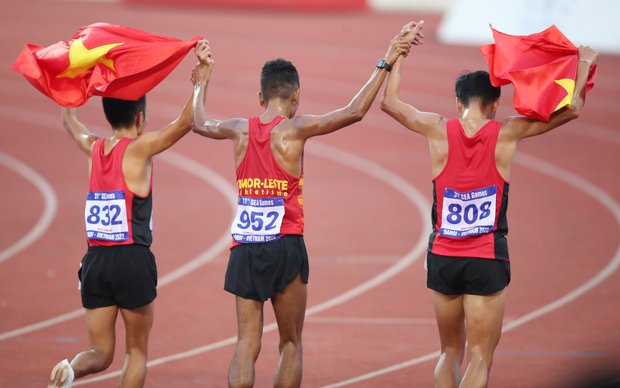 A special gift from hero Timor Leste to female volunteers after being awarded a celebratory flag at the SEA Games - Photo 6.