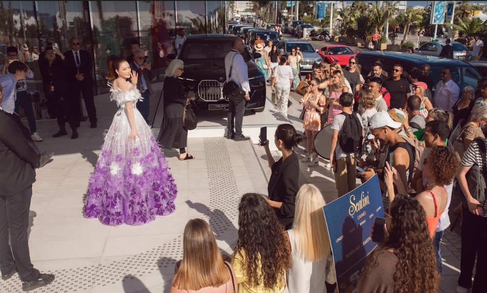 Ly Nha Ky shows off her splendor in a lavender dress on the Cannes red carpet - Photo 4.