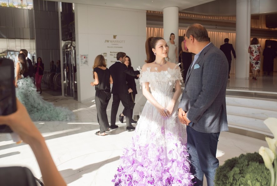 Ly Nha Ky shows off her splendor in a lavender dress on the Cannes red carpet - Photo 3.