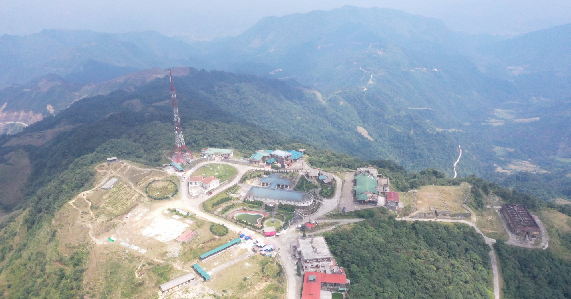 Commencement of the “snow town” tourist complex on the top of Mau Son