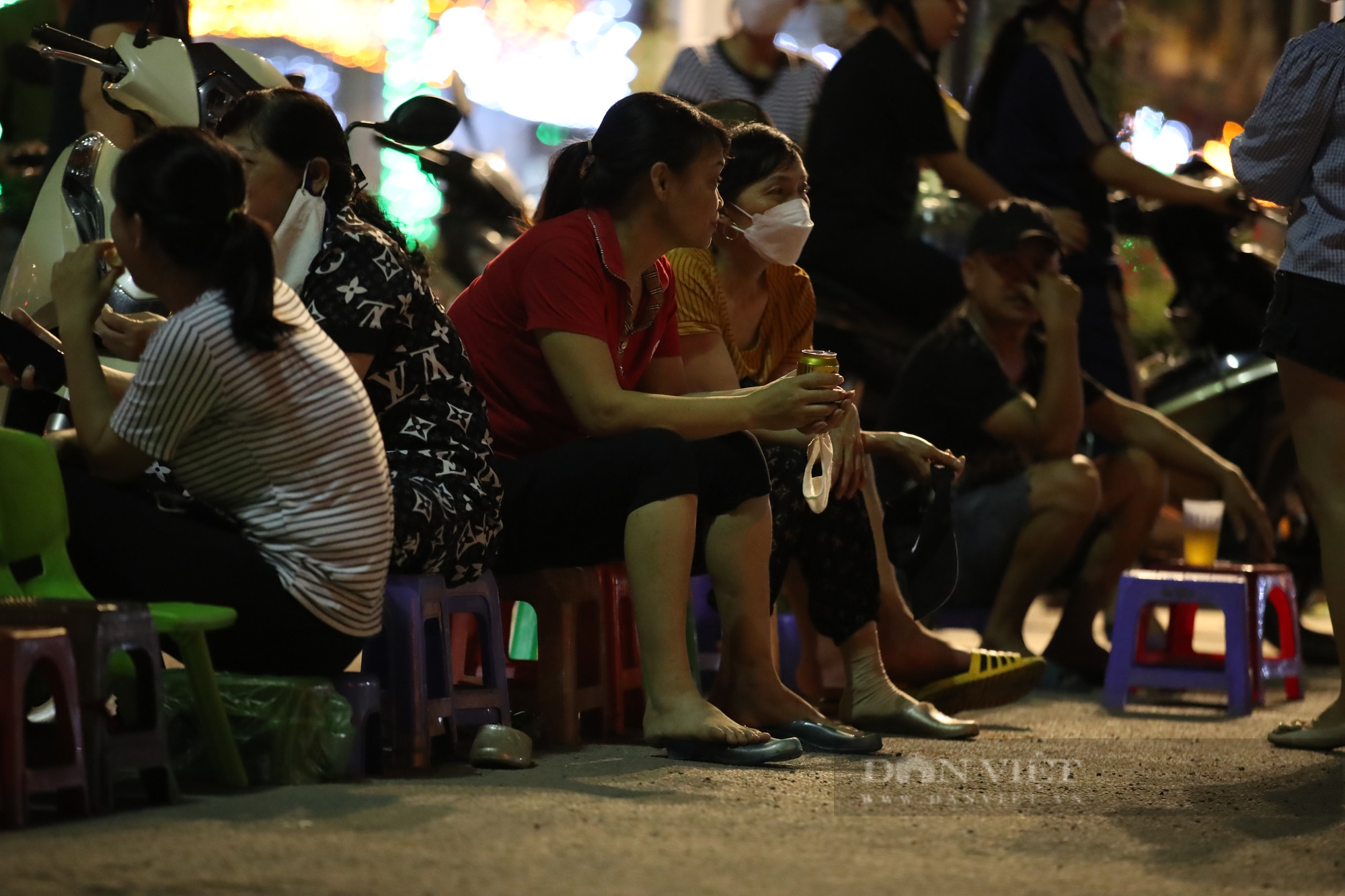 Người dân Quảng Ninh Giăng chiếu ngủ qua đêm chờ vé xem ĐT nữ Việt Nam - Ảnh 13.
