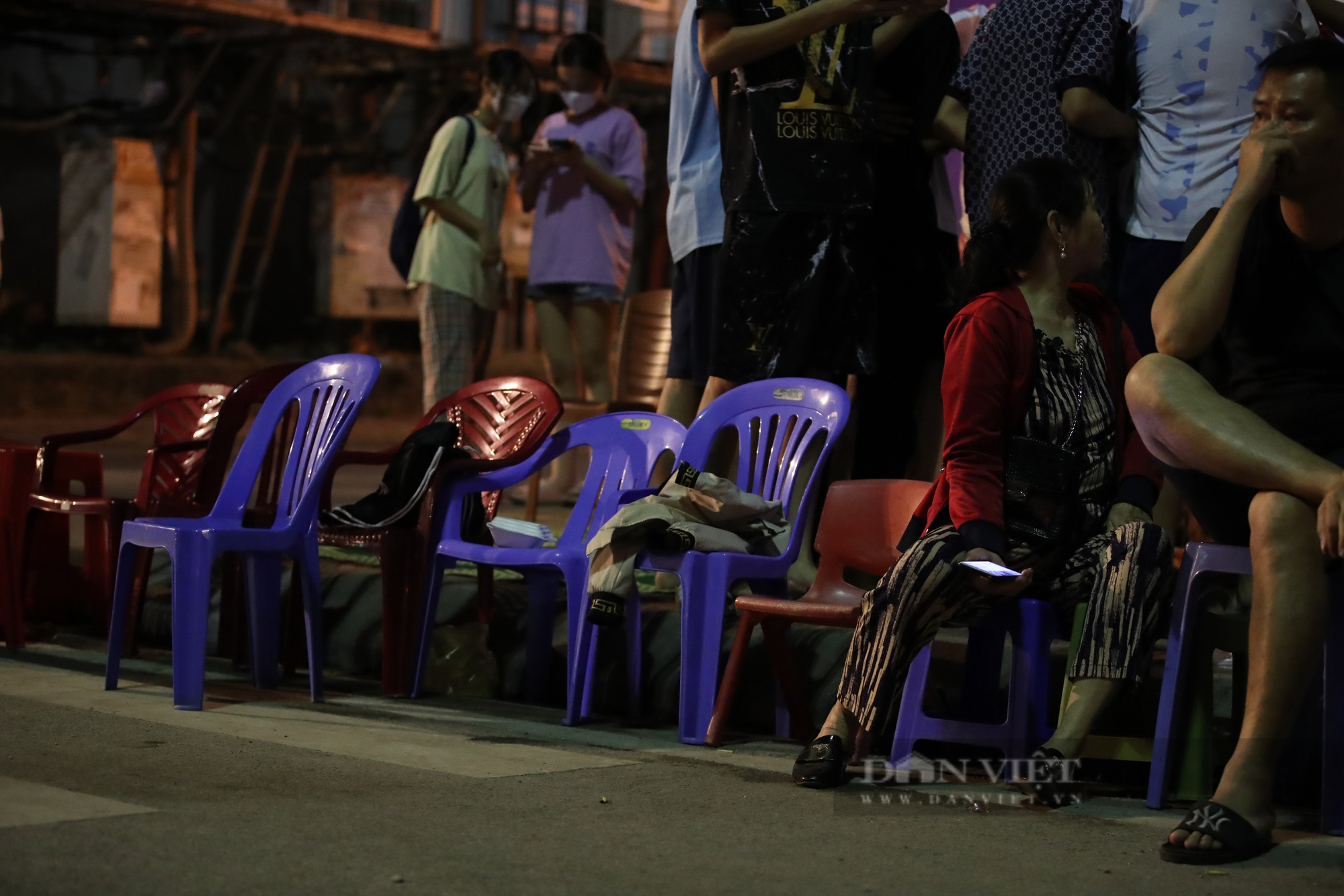 Người dân Quảng Ninh Giăng chiếu ngủ qua đêm chờ vé xem ĐT nữ Việt Nam - Ảnh 10.