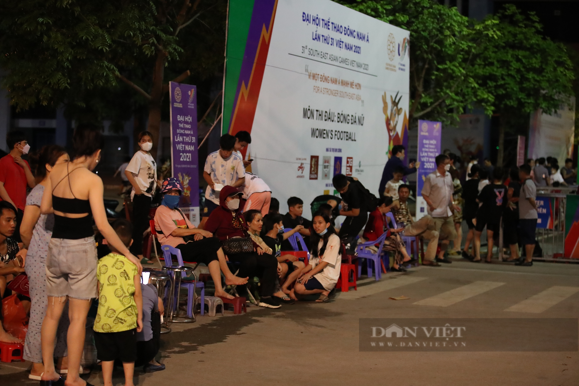 Người dân Quảng Ninh Giăng chiếu ngủ qua đêm chờ vé xem ĐT nữ Việt Nam - Ảnh 1.