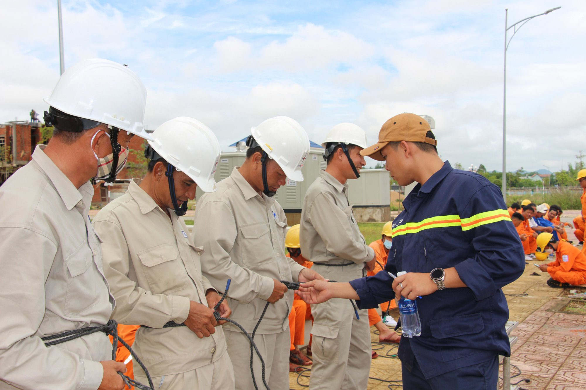 PC Kon Tum: Tổ chức huấn luyện nghiệp vụ PCCC và CNCH cho cán bộ, công nhân viên - Ảnh 1.