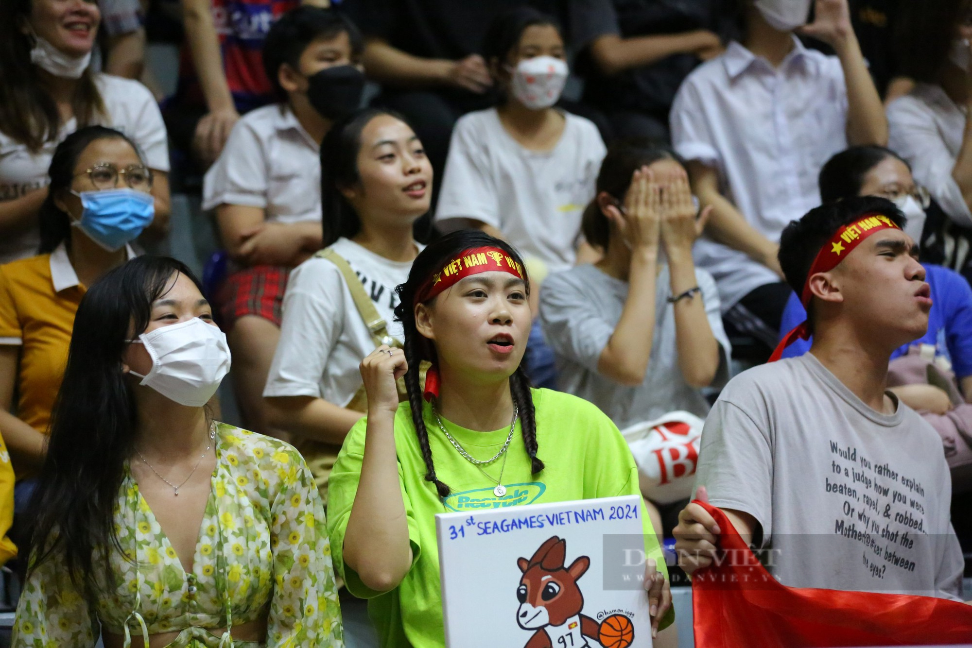 Người hâm mộ hò reo như &quot;sấm dậy&quot;, cổ vũ tuyển bóng rổ Việt Nam thi đấu - Ảnh 11.