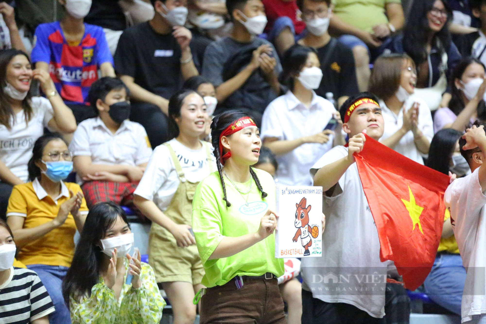 Người hâm mộ hò reo như &quot;sấm dậy&quot;, cổ vũ tuyển bóng rổ Việt Nam thi đấu - Ảnh 10.