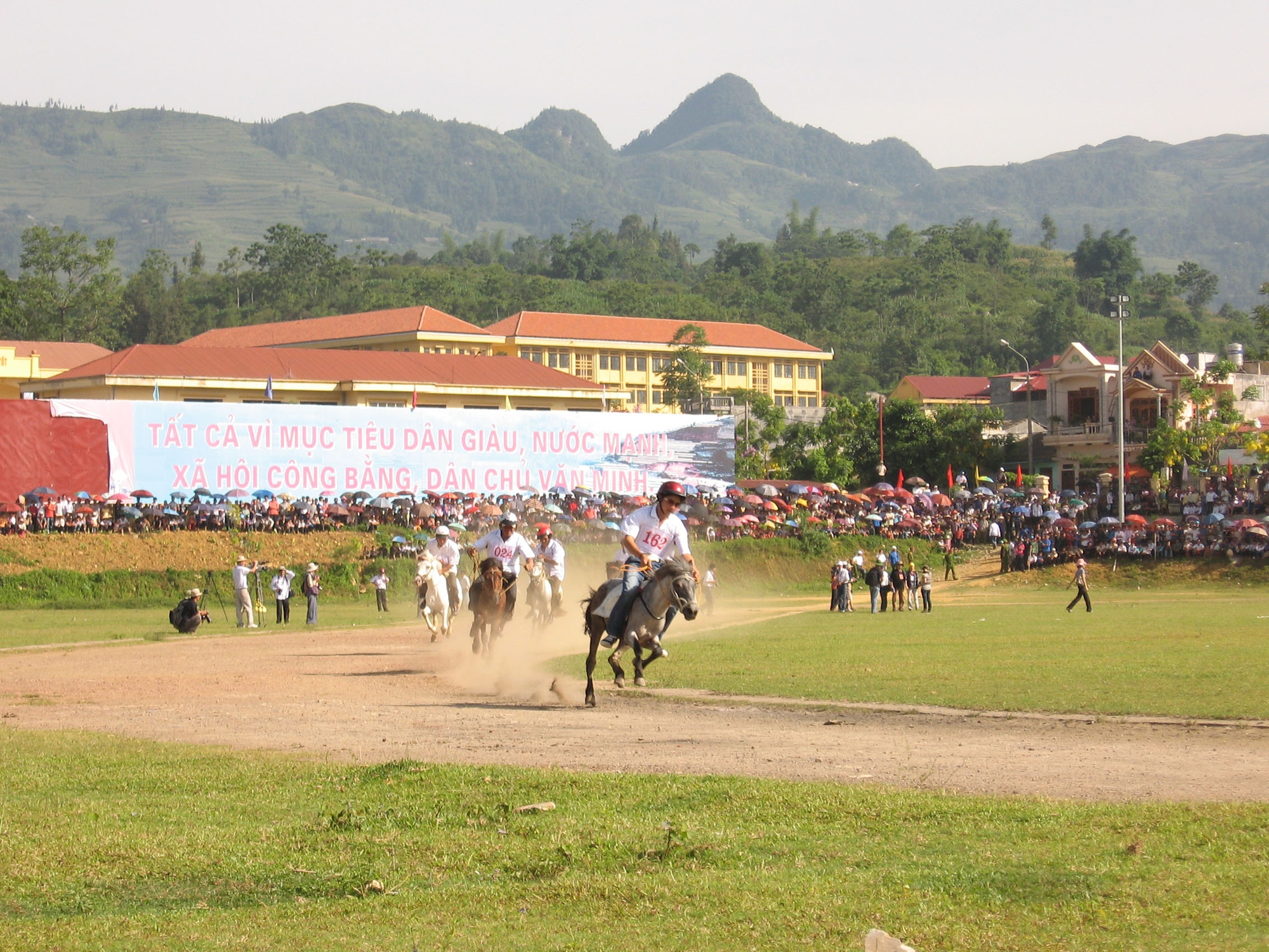 Lào Cai: Cơ hội ngắm các nài ngựa người Mông tranh tài tại Giải đua ngựa truyền thống Bắc Hà - Ảnh 1.