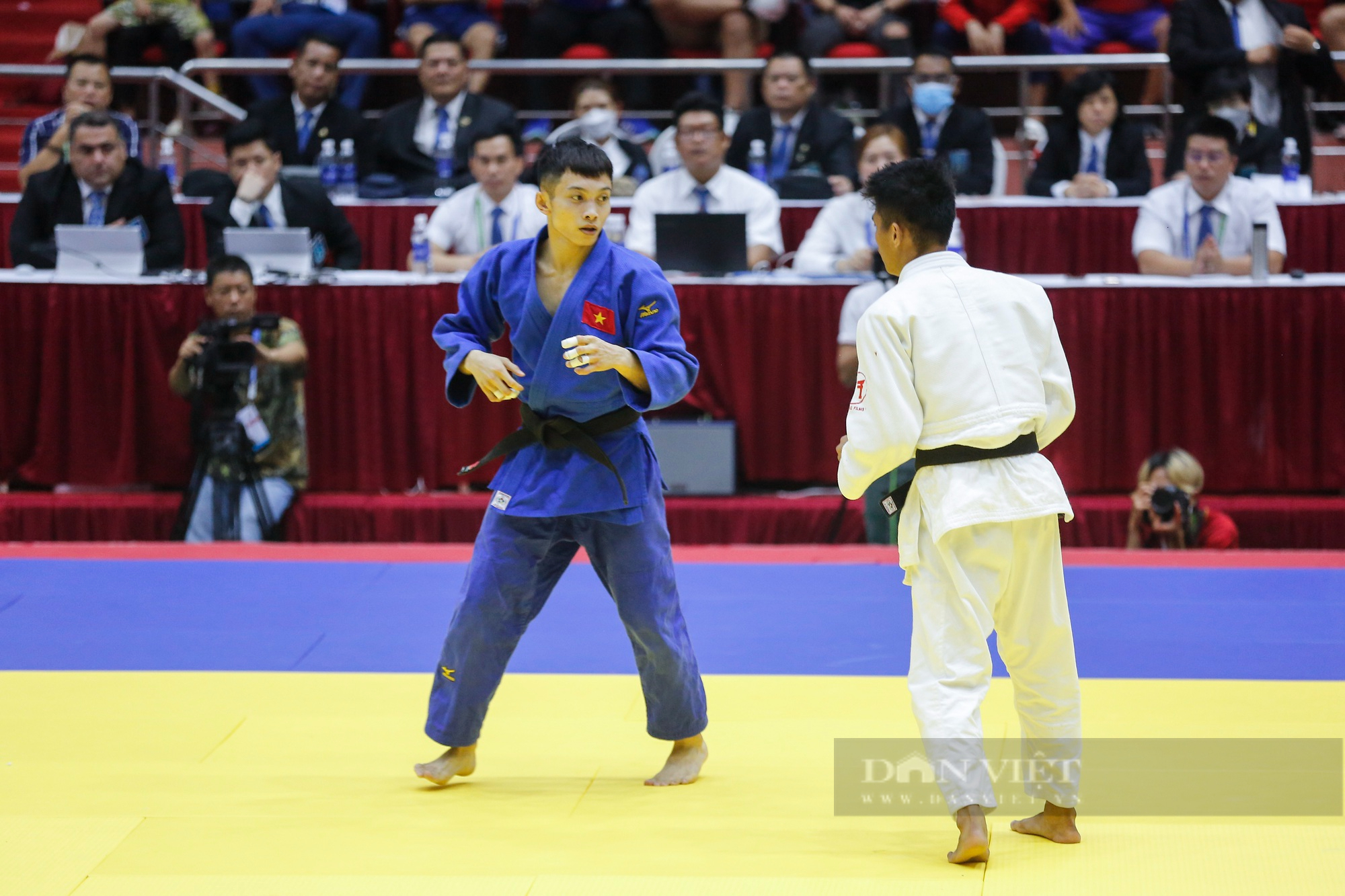Võ sĩ Judo Việt Nam khóa chặt đối thủ và giành chiến thắng bằng luật bàn thắng vàng - Ảnh 1.