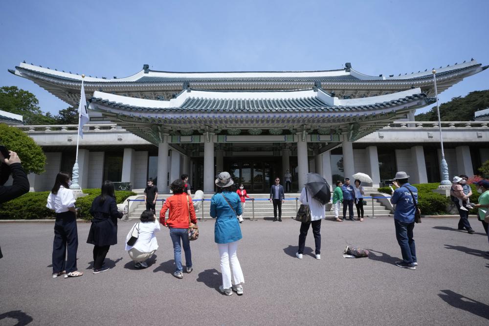 Nhà Xanh - Dinh thổng thống Hàn Quốc lần đầu mở cửa đón du khách sau 75 năm - Ảnh 1.