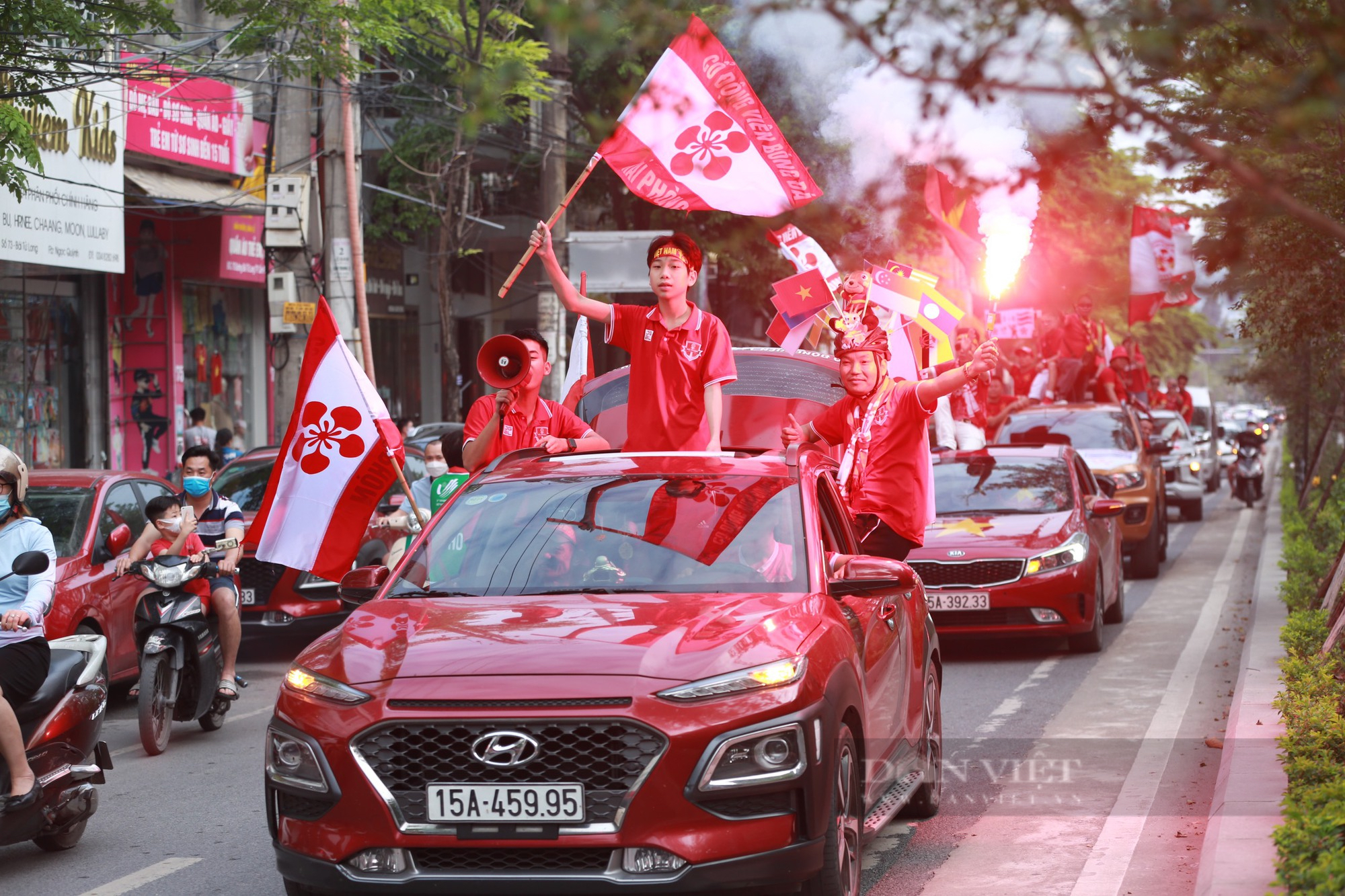 Hàng nghìn CĐV kéo về sân Cẩm Phả cổ vũ ĐT nữ Việt Nam - Ảnh 5.