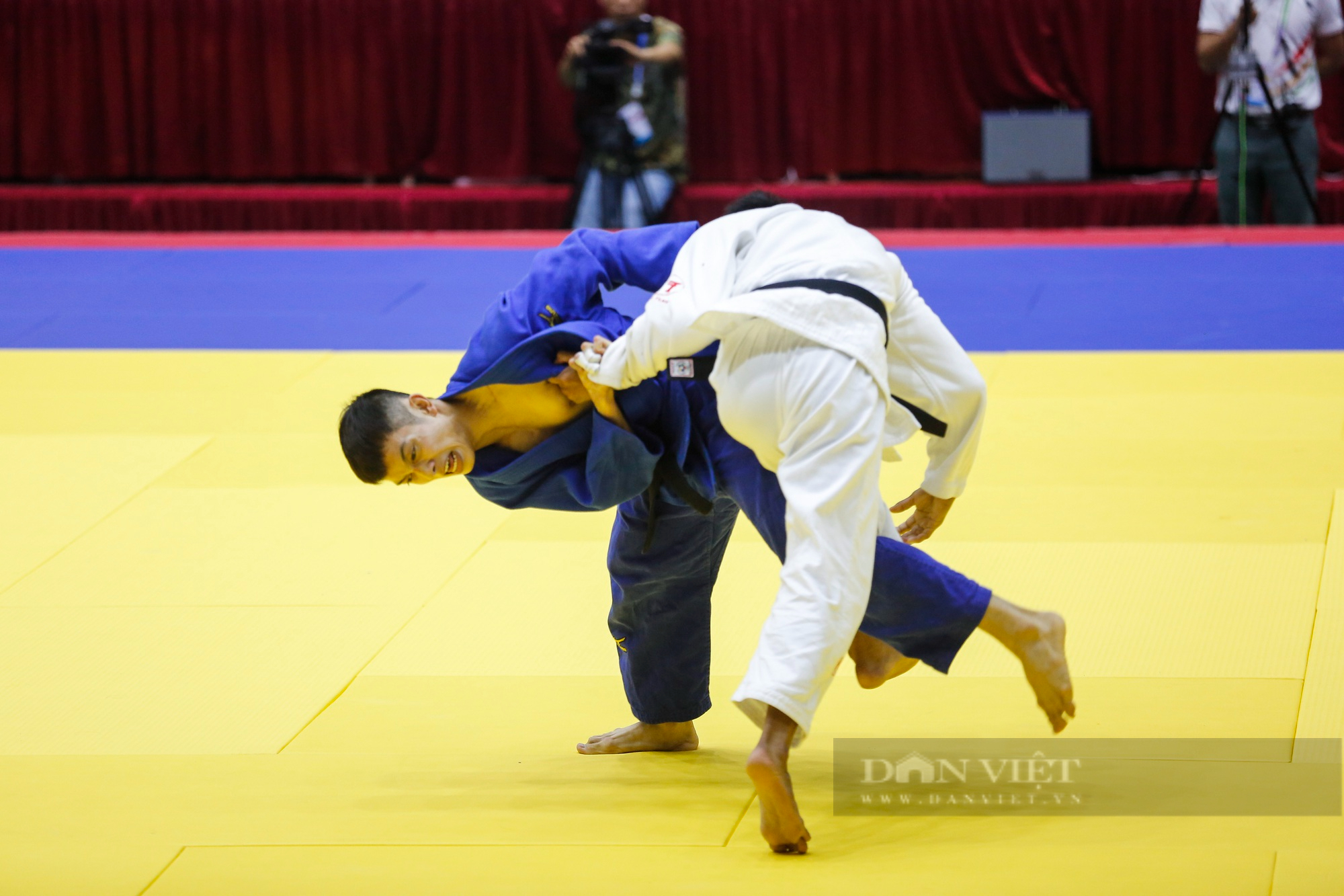 Võ sĩ Judo Việt Nam khóa chặt đối thủ và giành chiến thắng bằng luật bàn thắng vàng - Ảnh 2.
