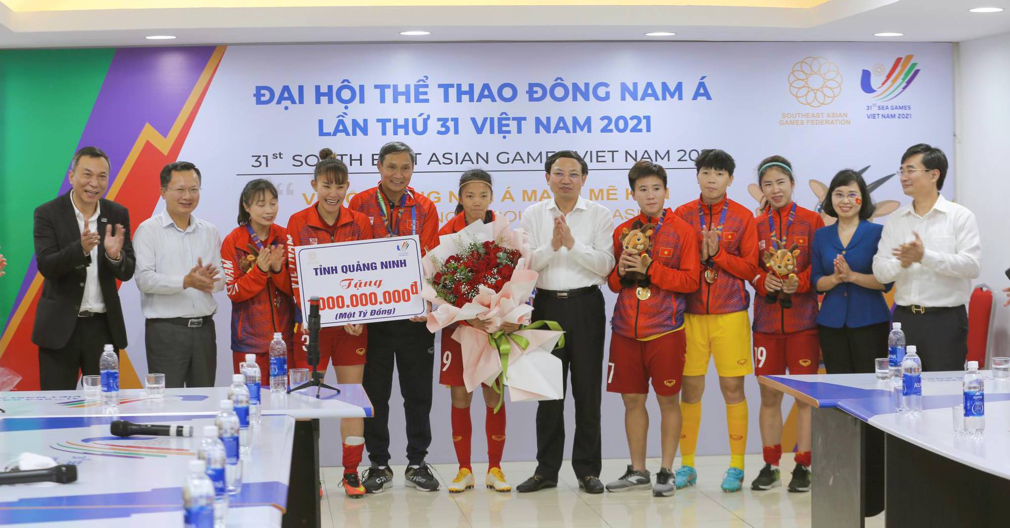 Making a “hat-trick” of gold, the Vietnamese women’s team received a reward of 6.6 billion VND