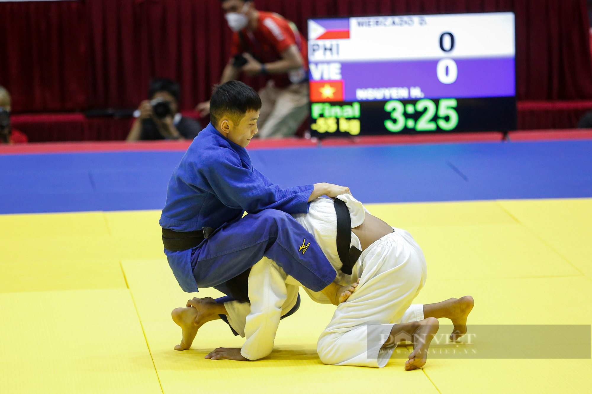 Võ sĩ Judo Việt Nam khóa chặt đối thủ và giành chiến thắng bằng luật bàn thắng vàng - Ảnh 3.