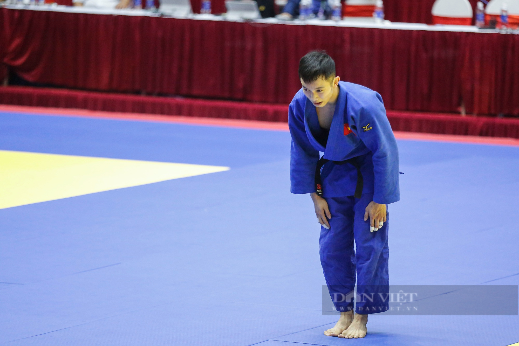 Võ sĩ Judo Việt Nam khóa chặt đối thủ và giành chiến thắng bằng luật bàn thắng vàng - Ảnh 4.