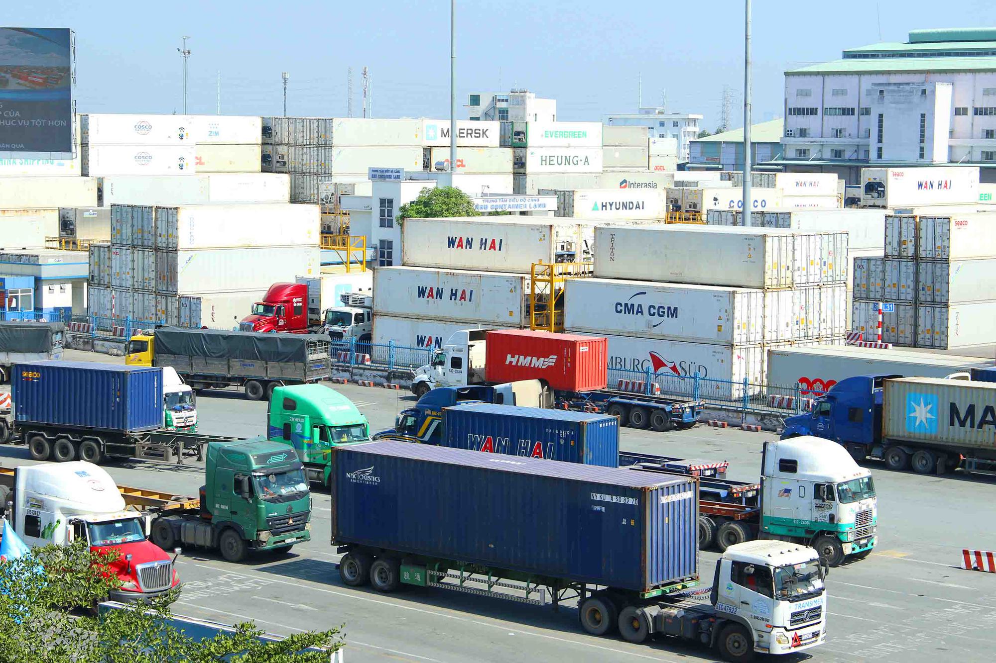 Nếu xếp thành một hàng, xe tải tới cảng Cát Lái mỗi ngày dài 322 km - Ảnh 2.
