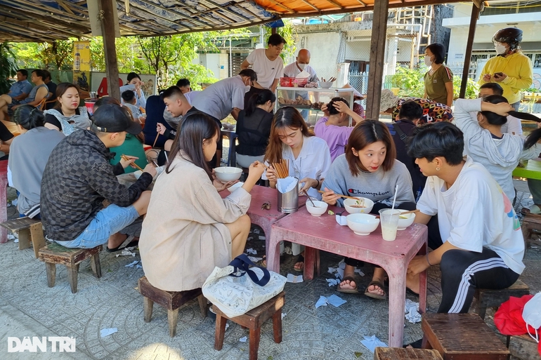 Noodle shop in the center of Da Nang, view of the train line, price 5,000 VND/bowl