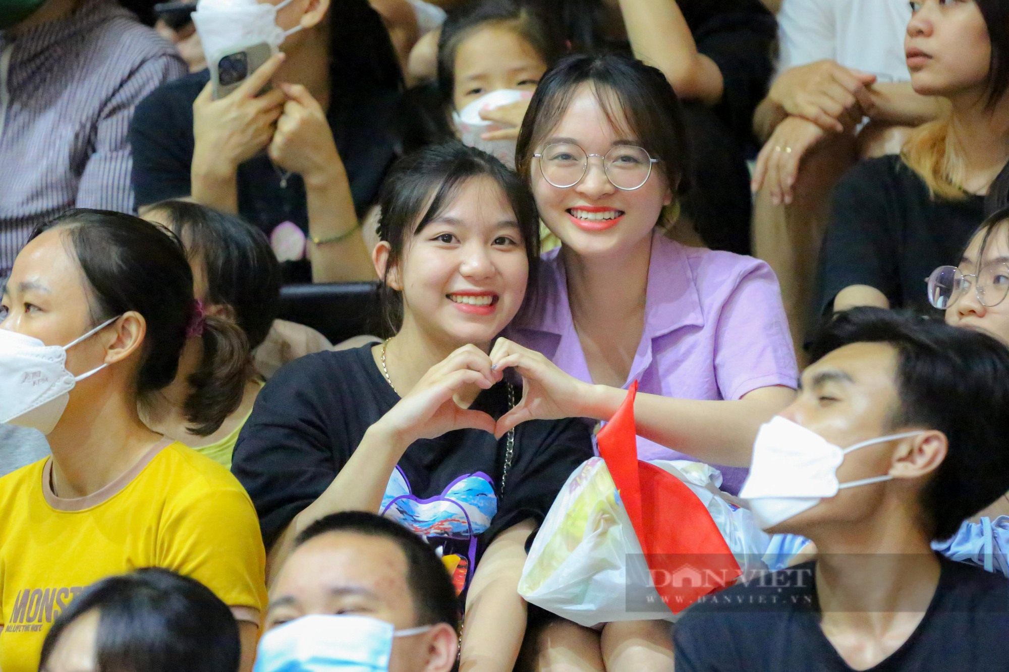 Dàn hot girl cổ vũ cực nhiệt trong chiến thắng của đội tuyển bóng rổ Việt Nam - Ảnh 3.