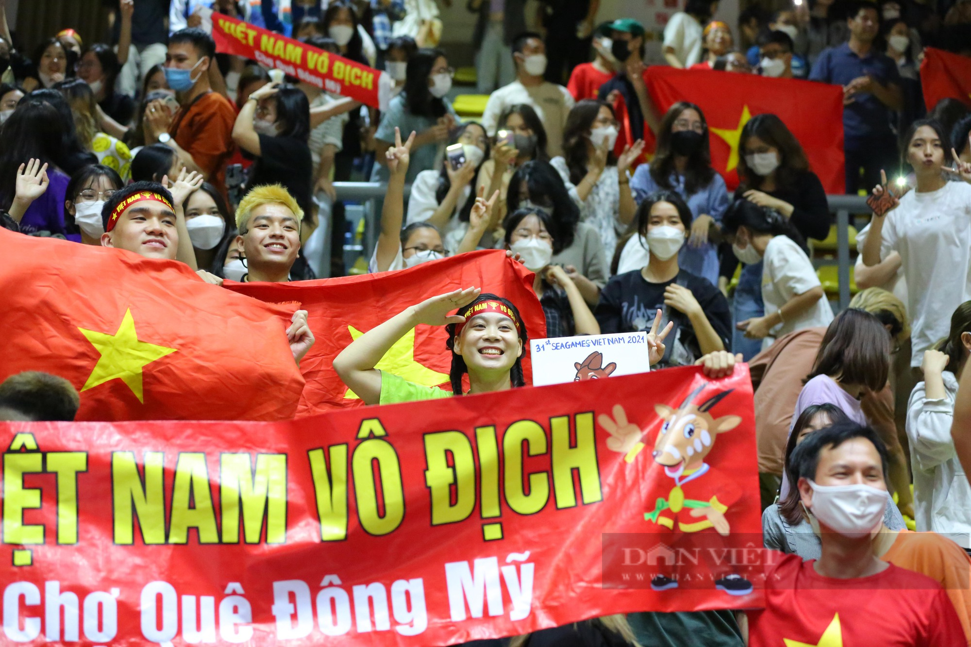 Dàn hot girl cổ vũ cực nhiệt trong chiến thắng của đội tuyển bóng rổ Việt Nam - Ảnh 2.
