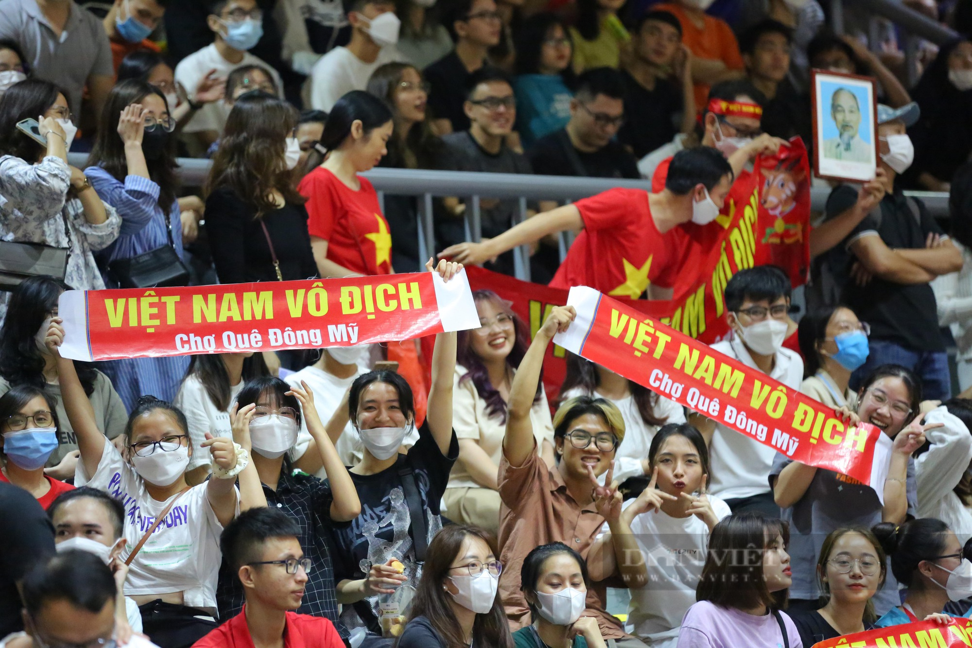 Dàn hot girl cổ vũ cực nhiệt trong chiến thắng của đội tuyển bóng rổ Việt Nam - Ảnh 8.