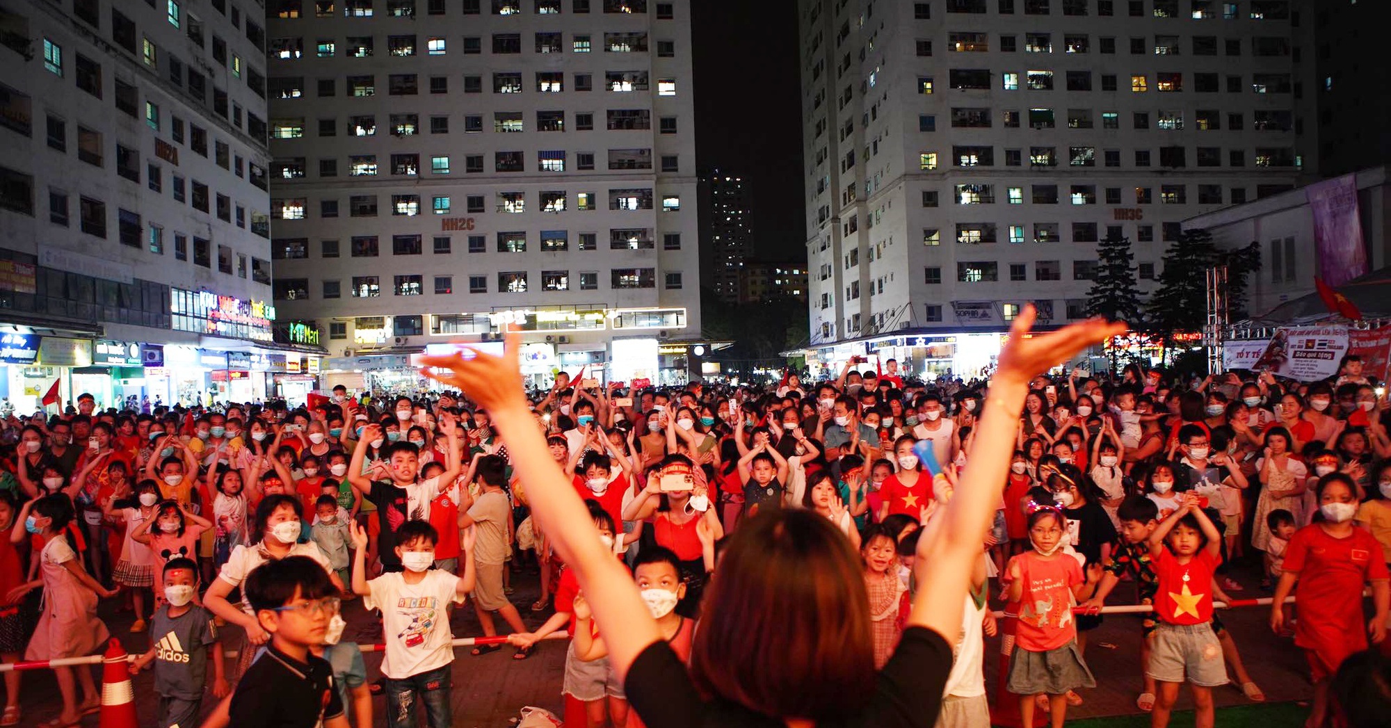 The ten thousand people apartment in Hanoi burst into flames when the Vietnamese women’s team scored the opening goal of the 31st SEA Games final