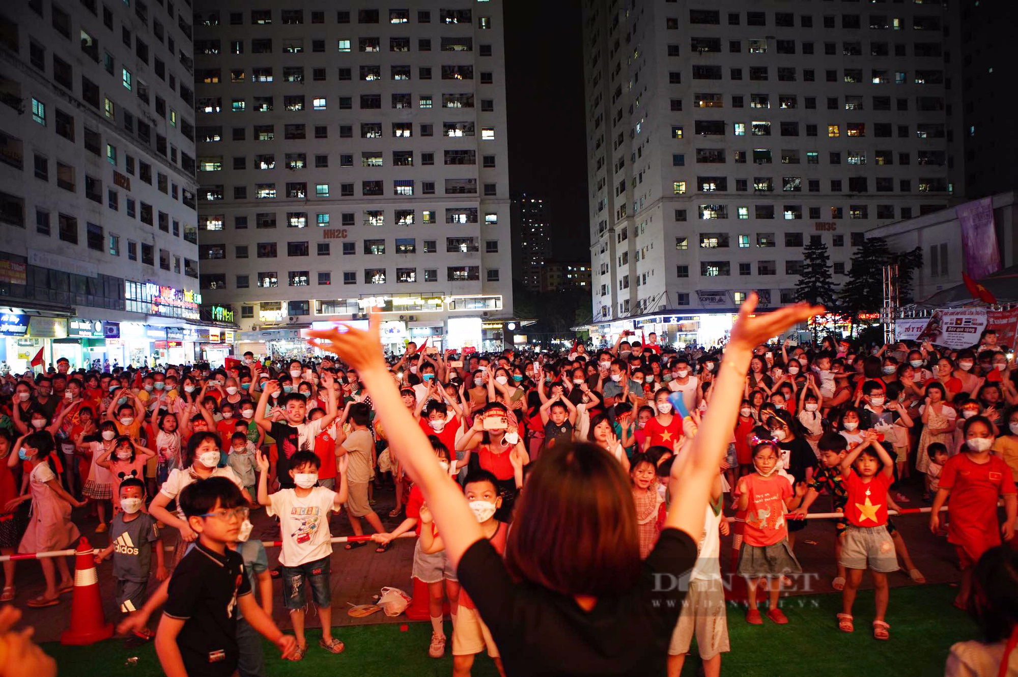 The ten thousand people apartment in Hanoi danced and broke down when Vietnam opened the SEA Games final score - Photo 3.