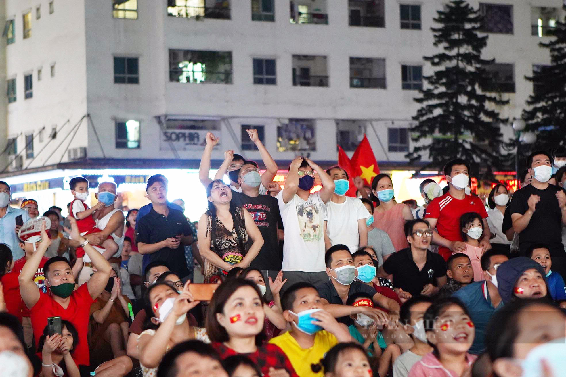 Chung cư vạn dân Hà Nội nhảy múa, vỡ oà khi Việt Nam bàn mở tỷ số chung kết SEA Games - Ảnh 9.