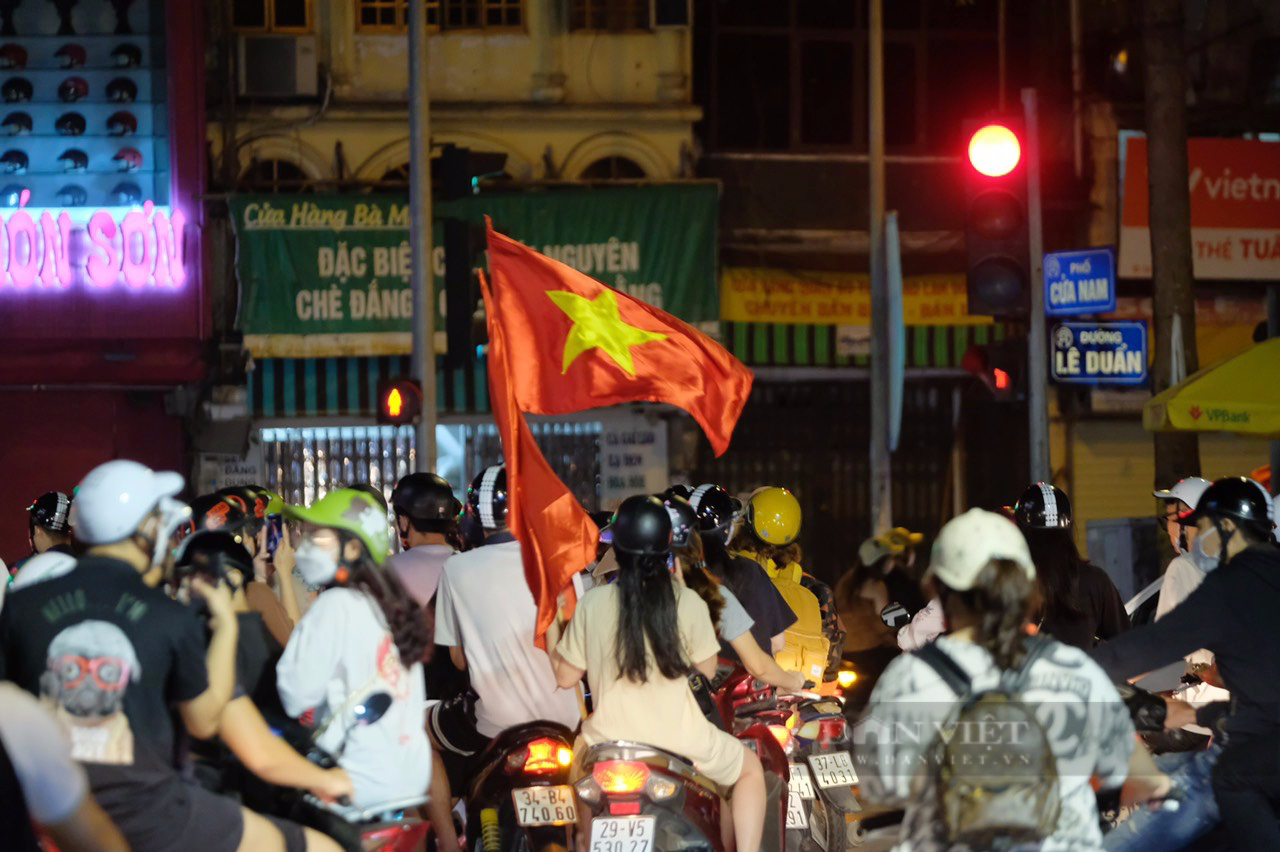 Cổ động viên Hà Nội đổ ra đường ăn mừng tưng bừng tấm HCV SEA Games 31 của tuyển nữ Việt Nam - Ảnh 10.