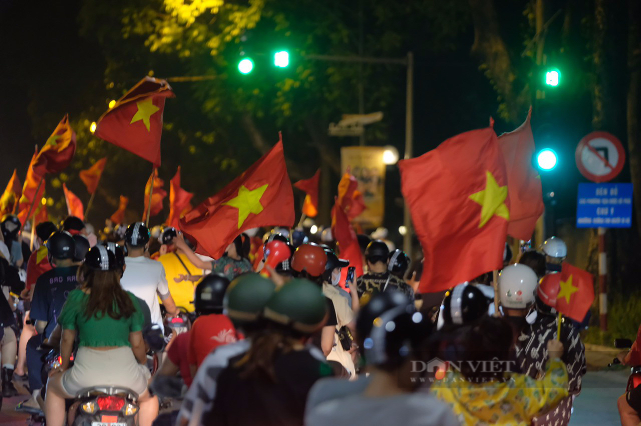 Cổ động viên Hà Nội đổ ra đường ăn mừng tưng bừng tấm HCV SEA Games 31 của tuyển nữ Việt Nam - Ảnh 3.