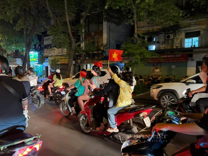 Cổ động viên Hà Nội đổ ra đường ăn mừng tưng bừng tấm HCV SEA Games 31 của tuyển nữ Việt Nam - Ảnh 7.
