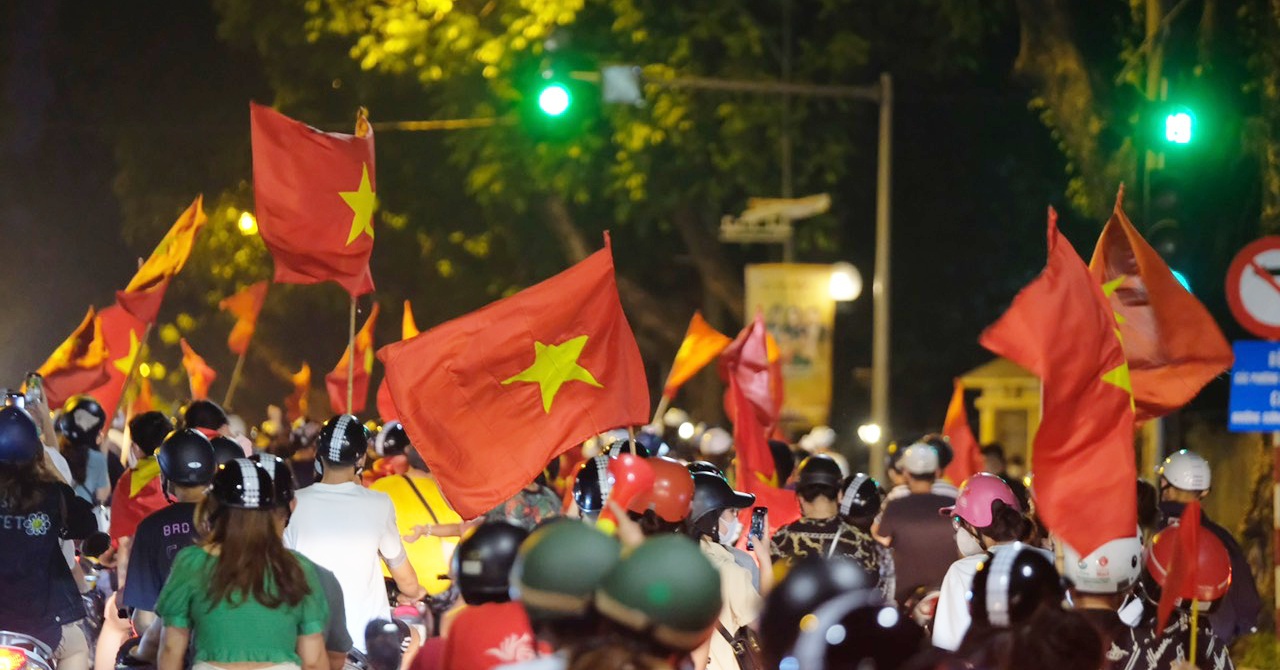 Hanoi fans poured into the street to celebrate the 31st SEA Games gold medal of the Vietnamese women’s team