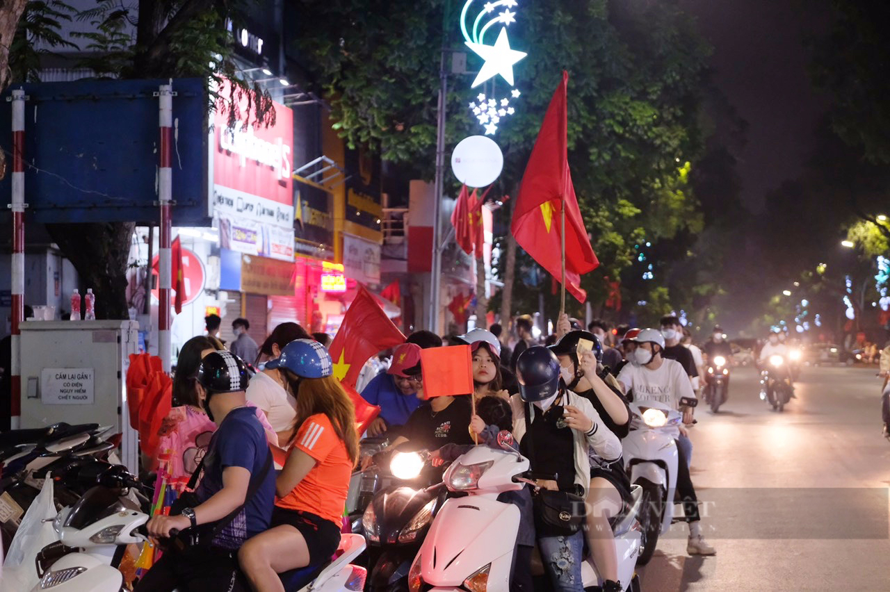 Cổ động viên Hà Nội đổ ra đường ăn mừng tưng bừng tấm HCV SEA Games 31 của tuyển nữ Việt Nam - Ảnh 8.