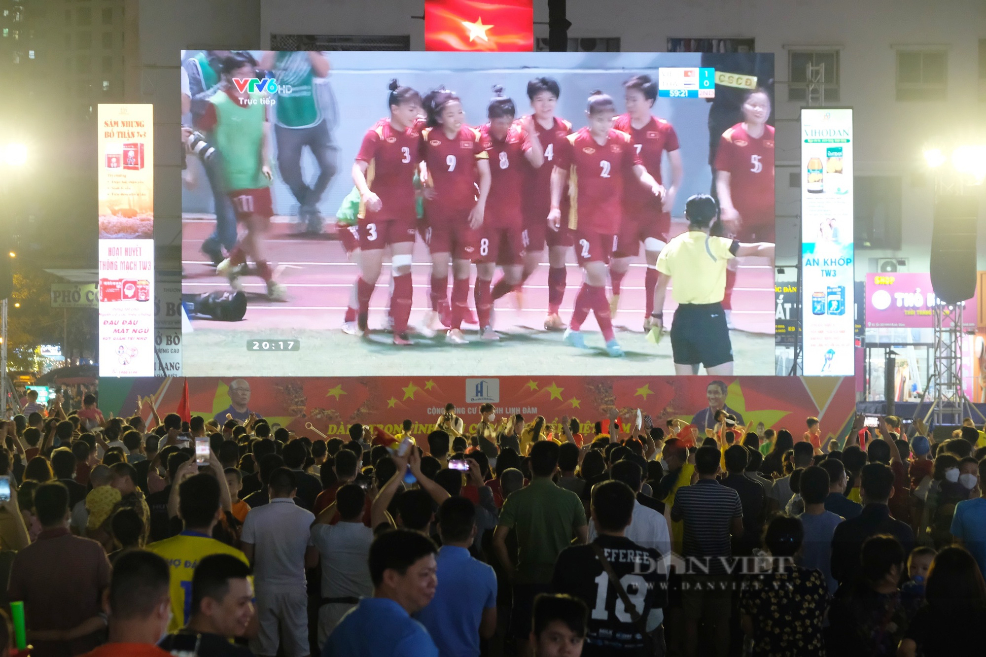 The ten thousand people apartment in Hanoi danced and burst when Vietnam opened the final score of the SEA Games - Photo 11.