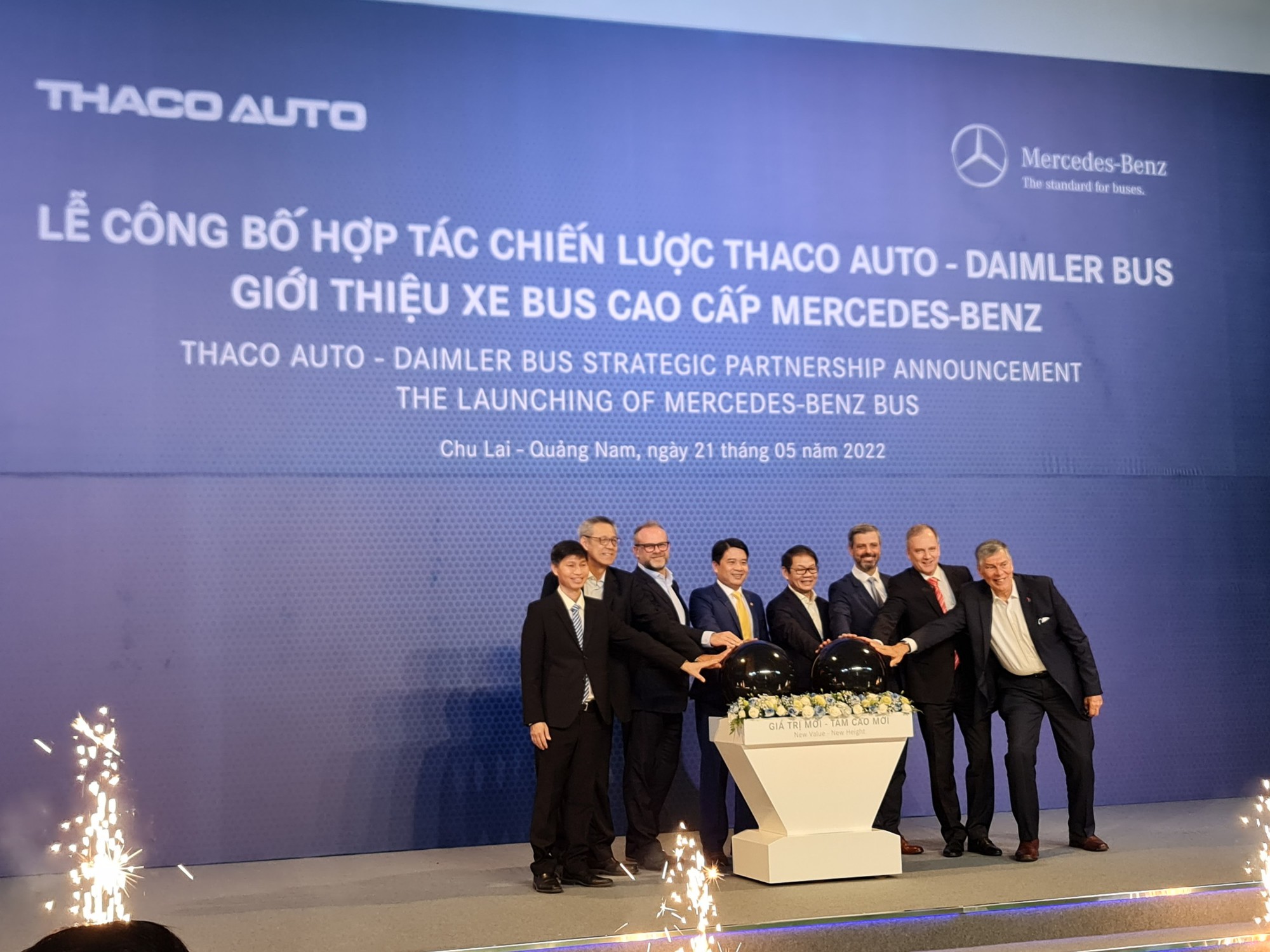 Tỷ phú Trần Bá Dương hợp tác với Daimler Bus ra dòng xe Bus Mercedes-Benz   - Ảnh 1.