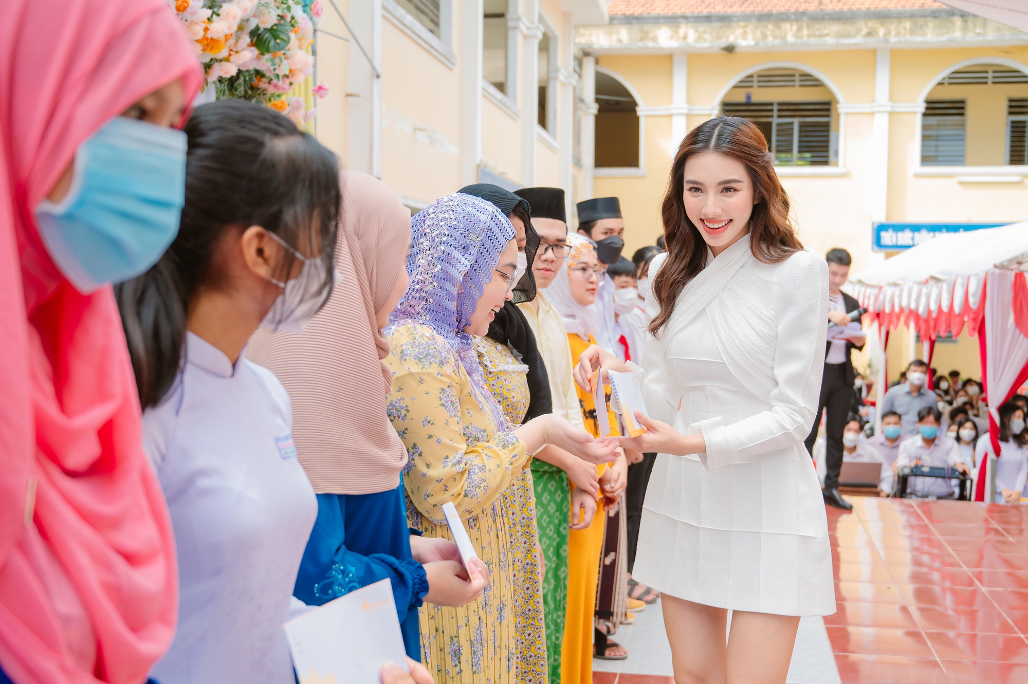 Hoa hậu Nguyễn Thúc Thùy Tiên vừa nhận học bổng &quot;khủng&quot;, tiếp tục ghi điểm nhờ hành động đẹp - Ảnh 2.