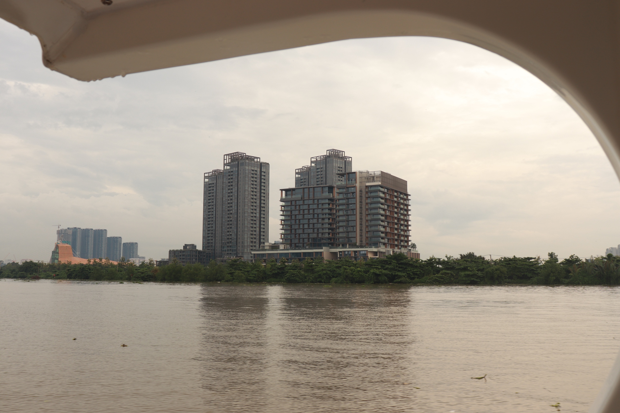 Đi du thuyền ngắm hoàng hôn trên sông Sài Gòn - Ảnh 2.