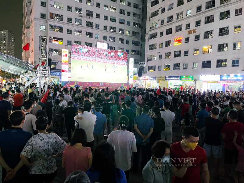 Chung cư vạn dân Hà Nội nhảy múa, vỡ oà khi Việt Nam bàn mở tỷ số chung kết SEA Games - Ảnh 1.