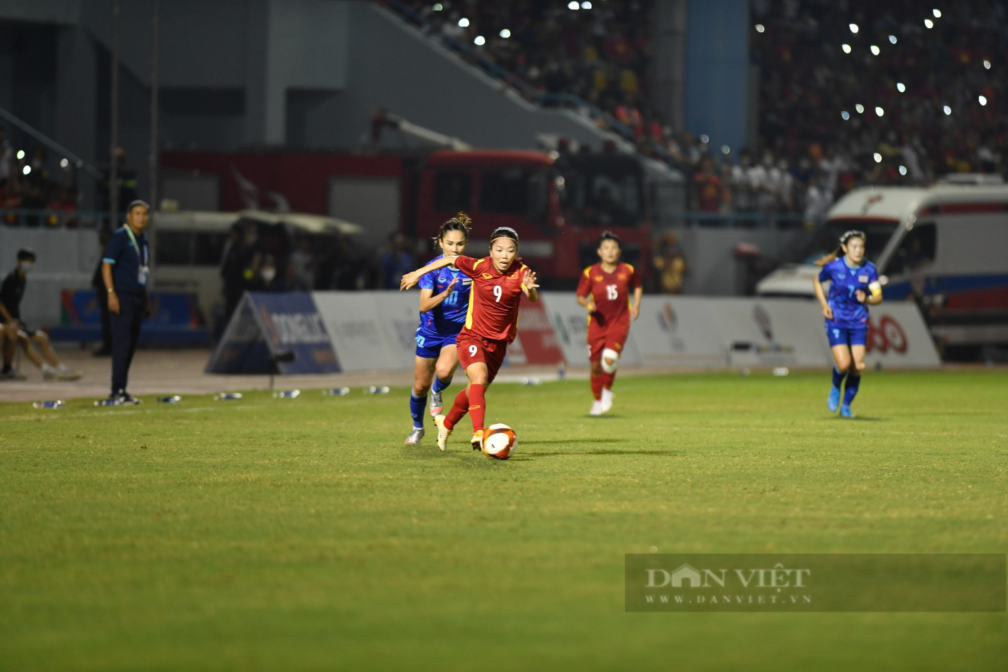 Chùm ảnh: Huỳnh Như &quot;nhảy múa&quot; giữa vòng vây Thái Lan giúp ĐT nữ Việt Nam giành HCV SEA Games 31 - Ảnh 5.